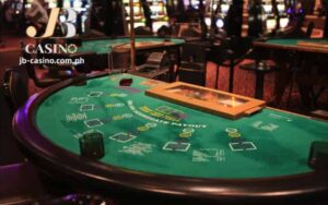 Ang blackjack table ay isang semicircular na ibabaw na may felt na dinisenyo para sa maraming manlalaro na humaharap sa dealer, na may mga itinalagang betting areas, isang shoe para sa pag-deal ng mga baraha, at mga markings para sa mga patakaran at payouts ng laro, na bumubuo ng masiglang atmospera sa parehong physical at online casinos.