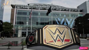 Ang larawan ay isang malaking stadium na may WWE championship belt sa labas